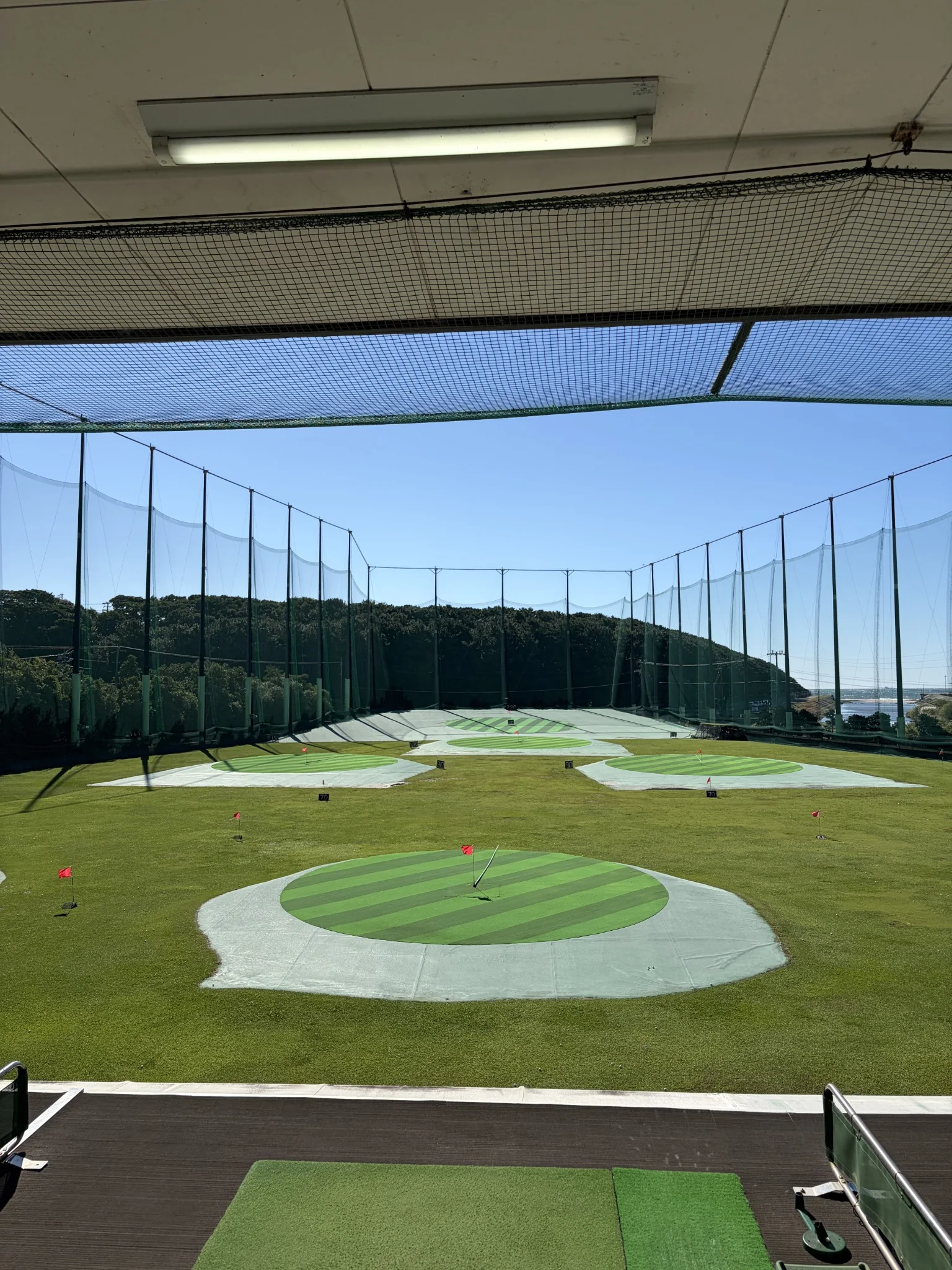 浜岡ゴルフプラザ正面から見た練習場全景とターゲット